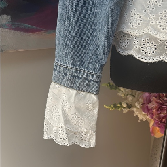 Denim Jacket with Lace Cotton Trim. Lion broach included. - Picture 6 of 14